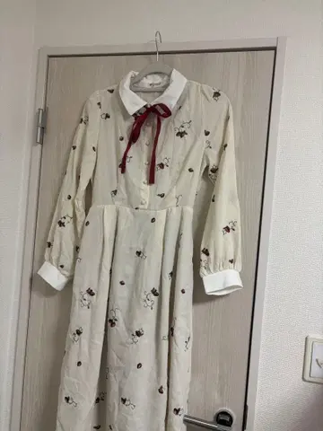 axes 꽃무늬 자수 크림색 원피스