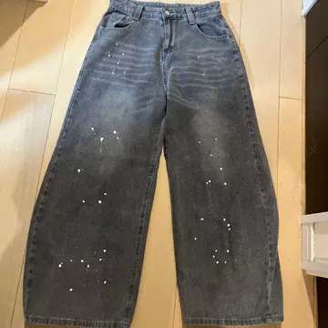 그레이 와이드 레그 데님 페인트 스플래터 지저인 닮음