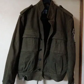 올리브 그린 견장 부착 자켓