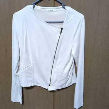 화이트와 블랙의 지퍼 달린 자켓