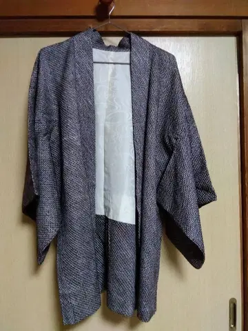 그레이와 화이트의 기하학 패턴 겉옷