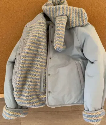 라이트 그레이 플리스 자켓 후드 부착