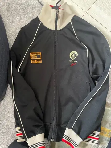 레어 VOLCOM 블랙 집업 저지