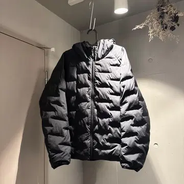 블랙 후드 부착 다운 자켓