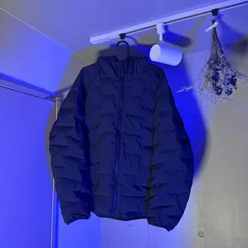 블랙 후드 부착 다운 자켓