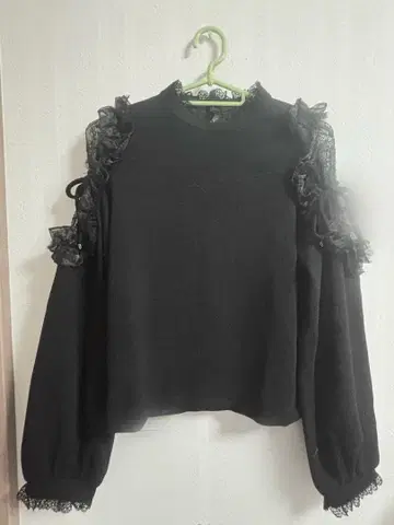 튤 어깨 시스루 상의