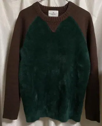 브라운과 그린의 니트 스웨터
