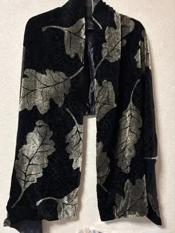 잉글랜드제 PazuKi 블랙과 금색 잎 무늬 숄