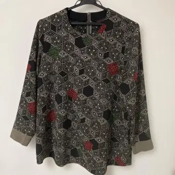 시선당 기하학 패턴 긴팔 셔츠