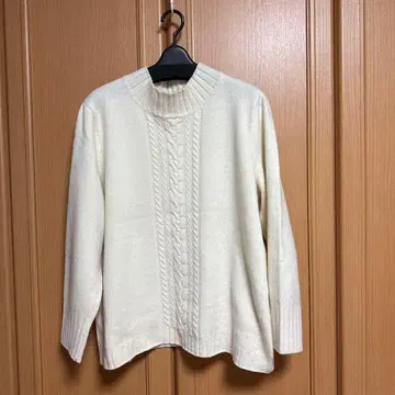 레리안 아이보리 케이블 짜임 하이넥 스웨터