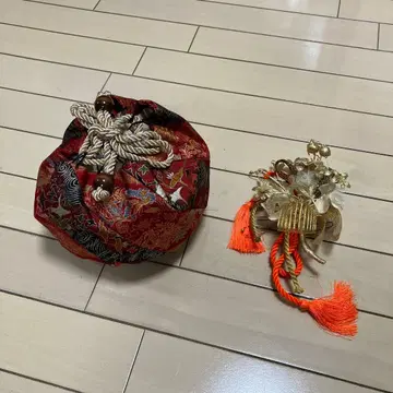 일본 의류용 가방, 빨간색과 검은색 자수, 머리 장식