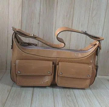 에나멜 가공 숄더백 라이트 브라운