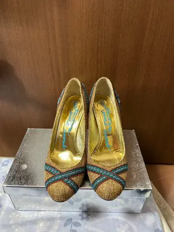 엘레강트 오픈토 펌프스 골드 브라운