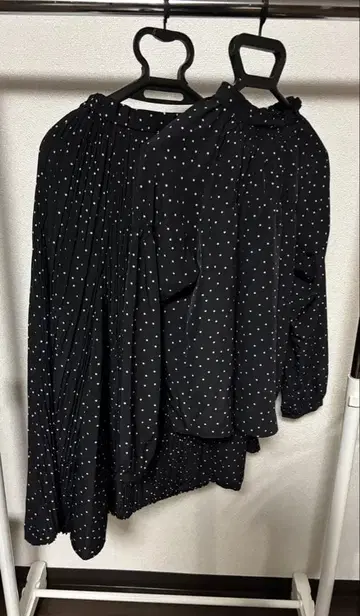 빔즈 블랙에 화이트 도트 무늬 셋업