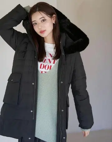 후드 부착 블랙 다운 자켓