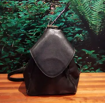 동글동글한 모양이 귀여운 플랩식 블랙 백팩 숄더로도 사용 가능 자립형