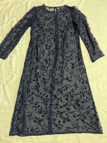 리본 벨로아 자수 네이비 긴팔 원피스