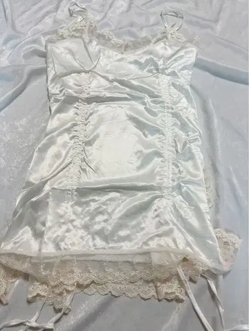 새틴 원피스 개더 리본 레이스 화이트 PELLICULE