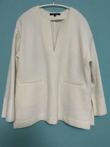 LAUTRE AMONT 로트레아몽 아이보리 V넥 풀오버