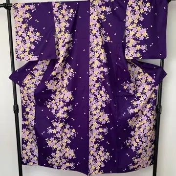 보라색 벚꽃 패턴 기모노