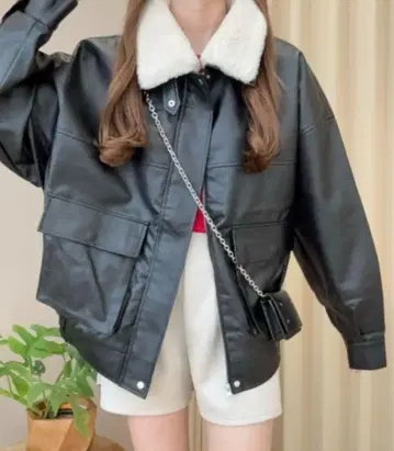 Ada. 탈부착 가능 보아 카라 부착 인조 가죽 블루종