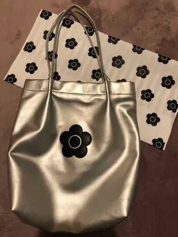 [ 새상품 미사용 ] 마리메리 실버 토트백 플라워 지퍼 포함