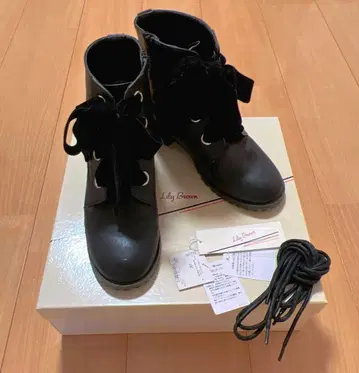 릴리 브라운 벨로아 리본 숏부츠