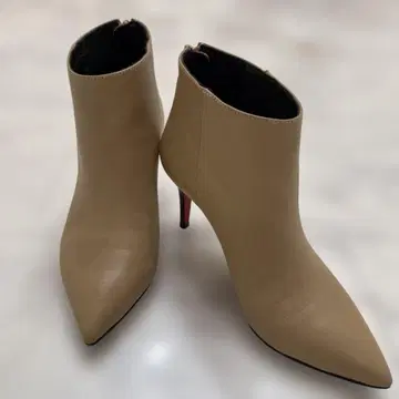 베이지 가죽 스틸레토 부츠 스타카토