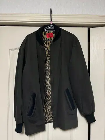 다크 그레이 레오파드 무늬 안감 점퍼