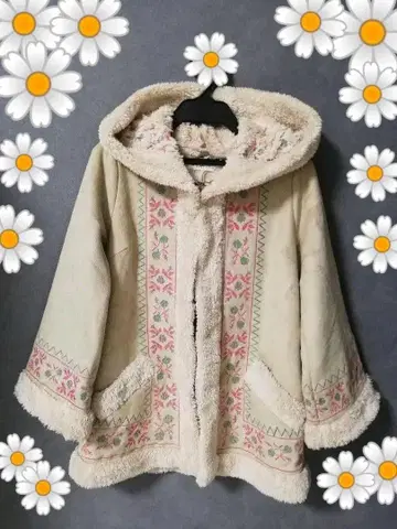 후드 부착 페이크 무스탕 로리안 자수 코트