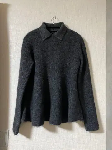 미라 오웬 카라 부착 페플럼 니트 풀오버 그레이