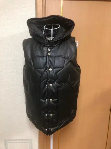 타미힐피거 인조 가죽 스타 로고 자수 후디드 베스트