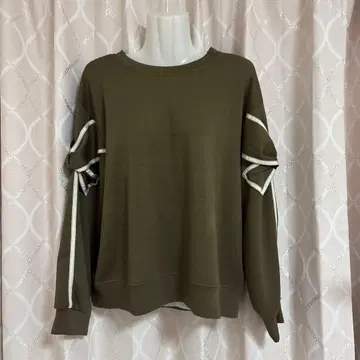 올리브 그린 긴팔 상의