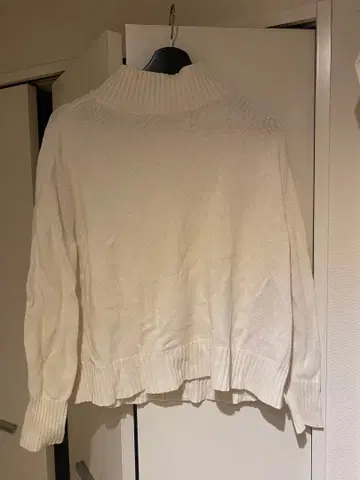 united 화이트 터틀넥 스웨터