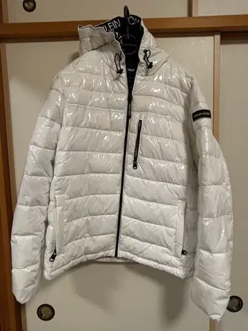 Calvin Klein 화이트 다운 자켓