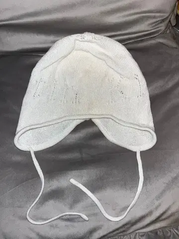 귀도리 포함 화이트 니트 모자 Martin Kim