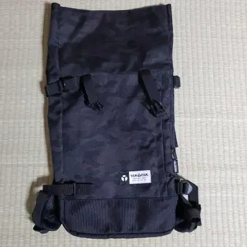 야크팩 백팩 블랙 카모 패턴