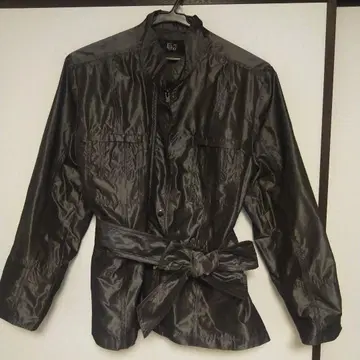 허리 벨트 포함 다크 그레이 자켓