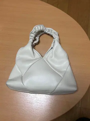 une mansion 화이트 퀼팅 핸드백