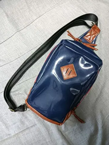 네이비와 브라운의 바디백