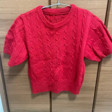 빨간색 케이블 니트 반팔 상의