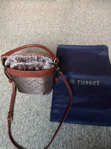 russet 브라운 숄더백 탈부착 가능한 인조 모피 복조리 포함