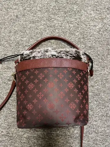 russet 브라운 숄더백 탈부착 가능한 인조 모피 복조리 포함