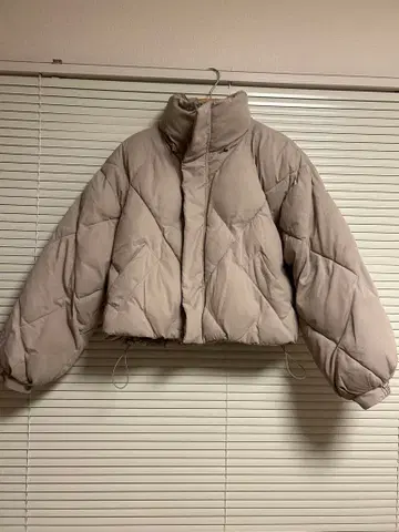 EMODA 베이지 숏 기장 다운 자켓