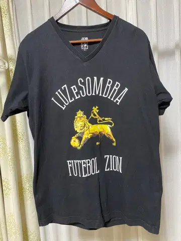 Luz e Sombra V넥T셔츠 블랙