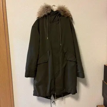 올리브색 퍼 달린 롱 모즈 코트 Spick and span