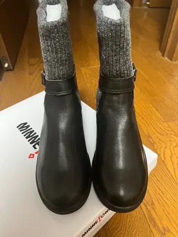 미네통카 부츠 블랙