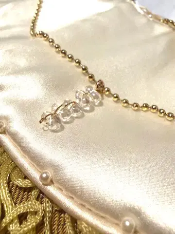 크리스탈의 섬세해 보이는 목걸이