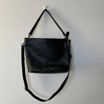 안나마리 블랙 가죽 2way 숄더백 지퍼 포켓 부착