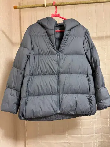 유니클로 울트라 라이트 다운 M 사이즈 (탁한 하늘색)